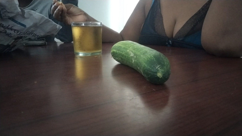 Priya aunty: Vuil pratende Tamil op tafel