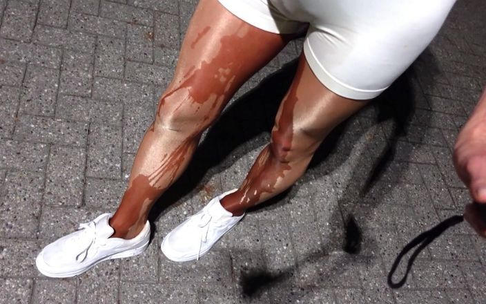 Loreley add: Jag gör sport och pissar i mina yogabyxor i blanka...