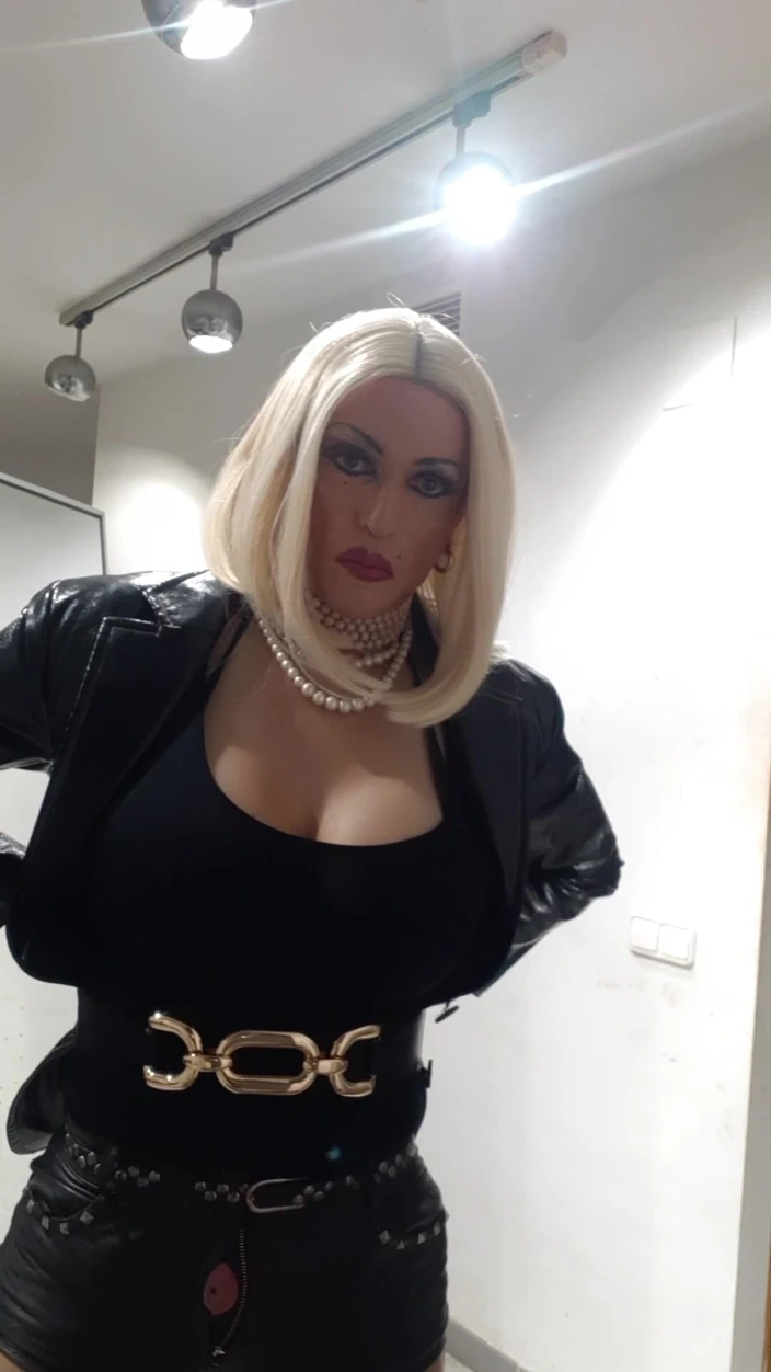 Tatiana Zorrita: Blonde miang. Menikmati