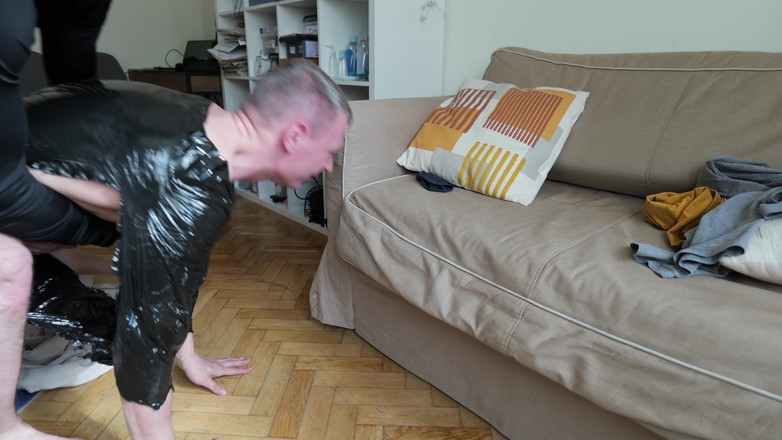 1TeddyBear1: Siyah Filme Sarılmış Ve Büyük Bir Penisle Sikişmişti. 4K Orijinal. Bölüm 2