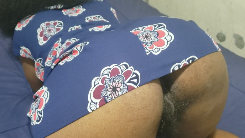 Lovemina: Eboni dengan punggung gelembung melantun dari muka saya