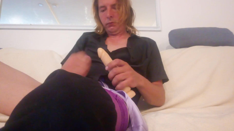 Leatransteen: Leatransteen se dezbracă cu vibrator, se dezbracă și ejaculează în satin