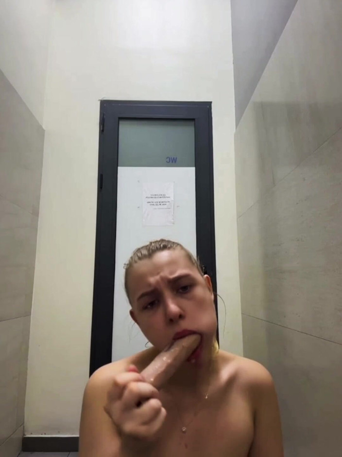 JuiceLussie: Popular Tiktok Girl Squirting a Lot in the Public