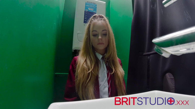 Brit Studio: Gloryhole: 18 anni studentessa succhia il cazzo