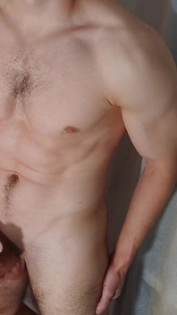 Sexy mladý chlap s velkým čůrákem si honí a sténá - Alexhuff