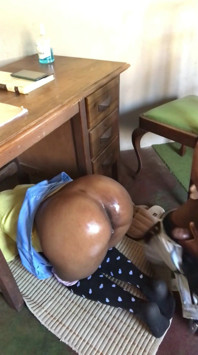Wanita seksi ini terjebak di bawah meja