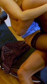 Una giovane bionda arrapata viene scopata nel culo da un grosso cazzo