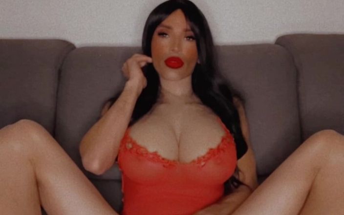 Sissy Slut Brianna: Lenjerie roșie și masturbându-se pe canapea, cât de delicioasă