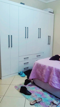 Esposa se masturba e espera que seu marido chegue para engravidar.