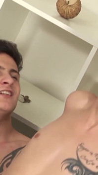 Jacob zazvoní Rudyho dveřní zvonek, a tím studium končí!