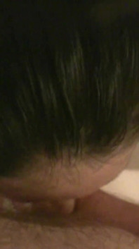 Per la bella ragazza mentre lei si rade la figa lo faccio assaggiare il volenteroso cazzo