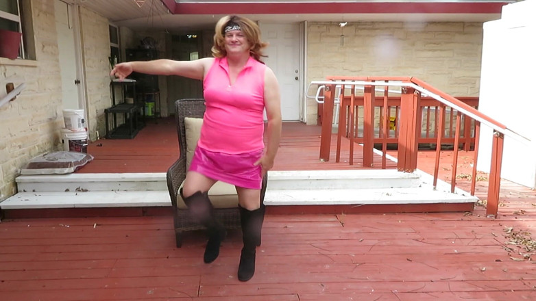BBW nurse Vicki adventures with friends: Brittney CD modeluje svůj nový růžový outfit a boty