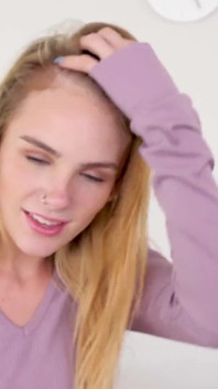 L'ex cheerleader senza tatuaggio minuscola è una fantastico accarezzatrice di cazzo