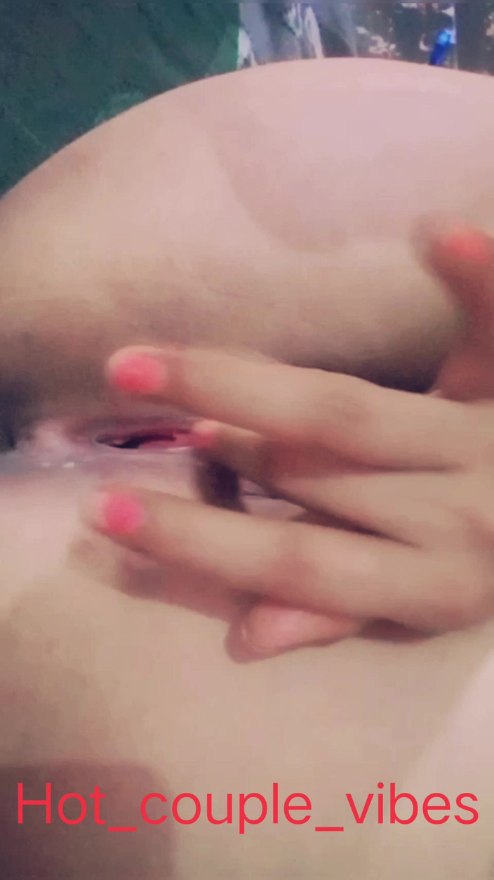 Hot_couple_vibes: Hintli kız ilk kez sıkı pembe amcığını parmaklıyor