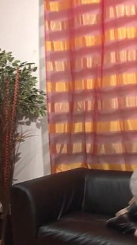 Кастинг цицькастої рудої повії, яка отримує анал і трах кулаком