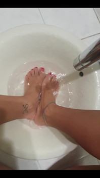 Baking Soda and Sugar Scrub for Soft Feet