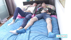Twin Qs: Roztomilý chlapec Liam dělá rukama bledý Twink James sperma!