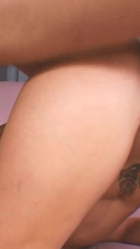 Booty workoutscene - 3, une MILF brune au cul mince se tape une grosse bite dans la bouche