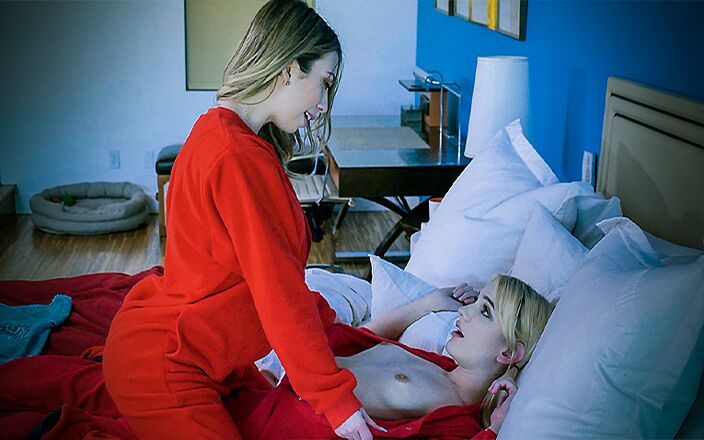 Family Strokes: FamilyStrokes-小さなブロンドの可愛い人Kenna Jamesは、クリスマスに彼女の変態継母と継父と絆を深めます