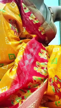Fata indiană joacă rolul de predare fierbinte și erotică