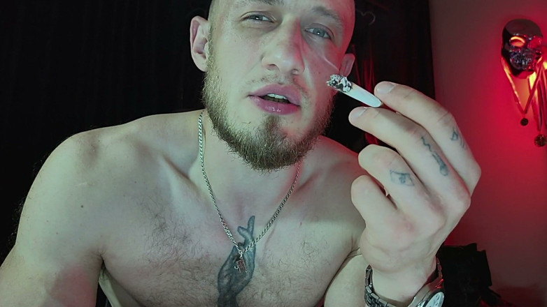 Hunky time: Marlboro Mistr Kouří.
