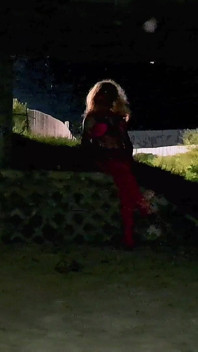 Prostituta puta loira outdorr walk