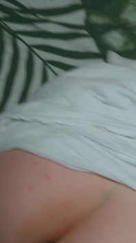 Cette grosse MILF adore le sexe nocturne. Cuisses énormes. Éjacule sur les gros seins de ta femme