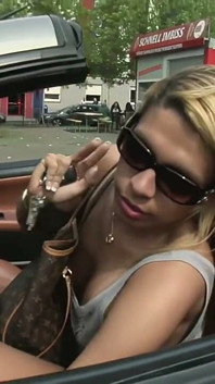 Mamă sexy blondă țâțoasă își mângâie pula unsă cu ulei
