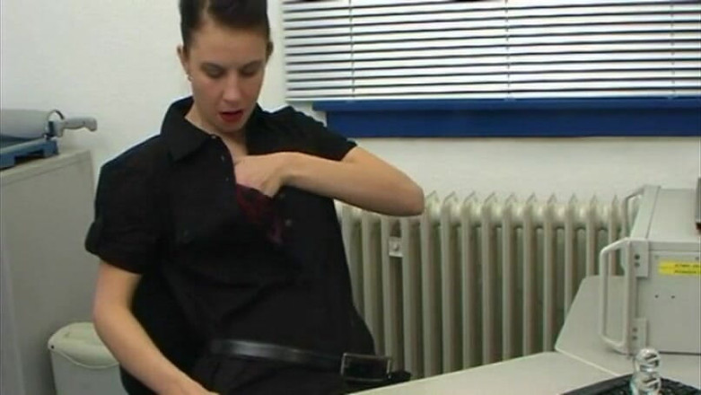 Doris Distel: Sekretářka masturbuje v sexy prádle a červených silonkách
