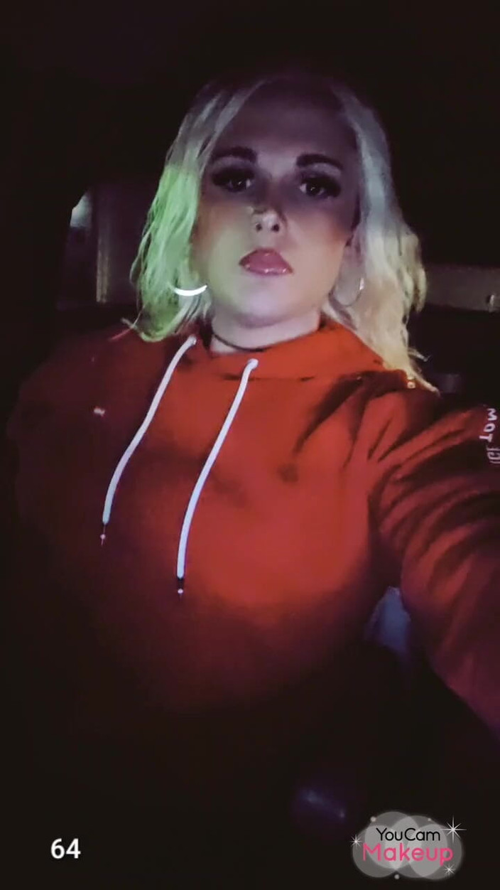 Darkfetish2k: Hete tranny rokend 120's in het openbaar