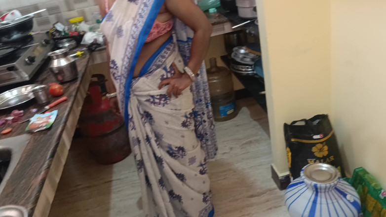 Magilmathi: Zamężne kobiety cieszą się gorącą lesbijką