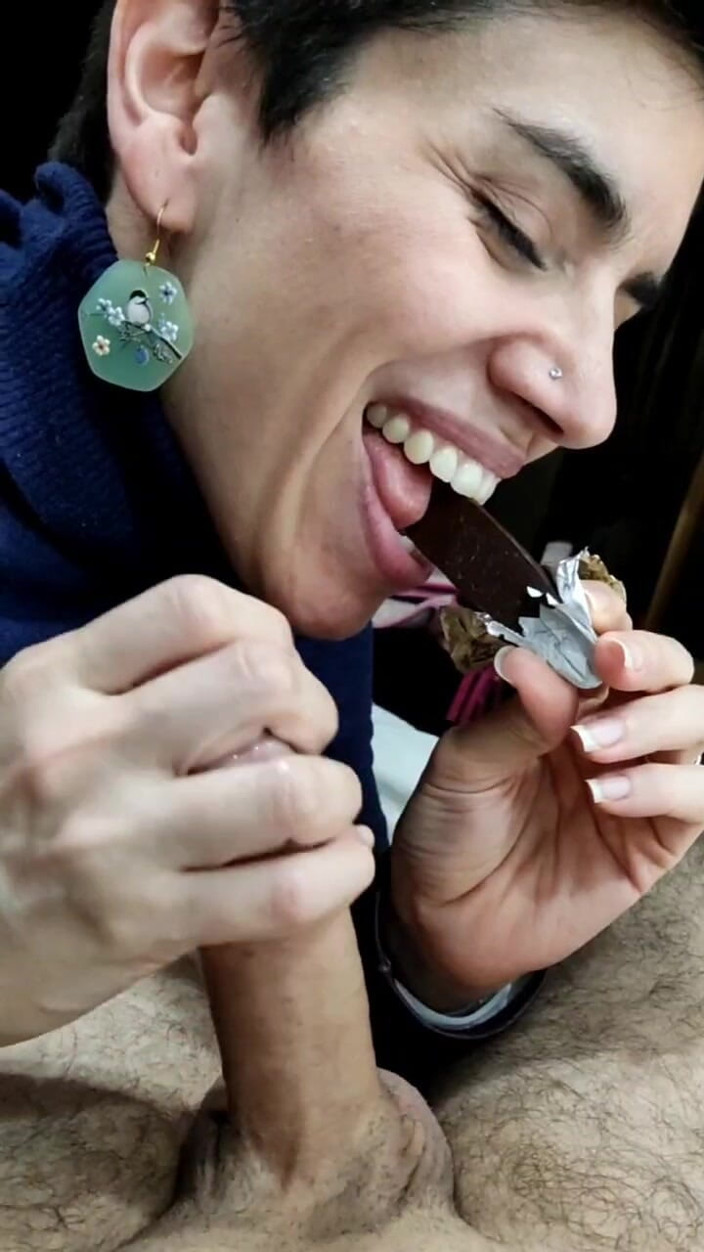 TheArtOfCum: Una sveltina! Sborro sul suo cioccolato preferito!