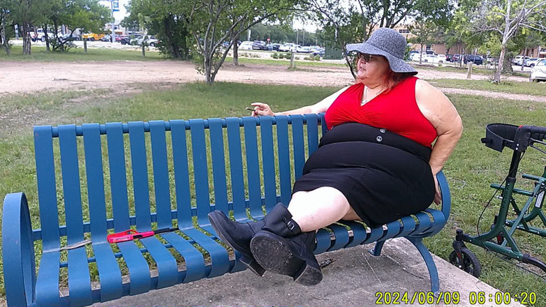 BBW nurse Vicki adventures with friends: Медсестра Вікі курить у парку на лавці, всі одягнені