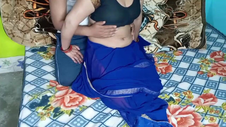 Manjushukla: Bhabhi recém-sexy em Sari de cor azul.