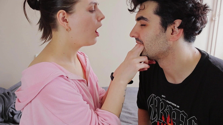 Artur and Diana: parmaklarını ilk kez ısırıyor