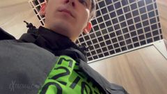 Extremalchiki: Nackte studentin wichst in der Öffentlichkeit wc
