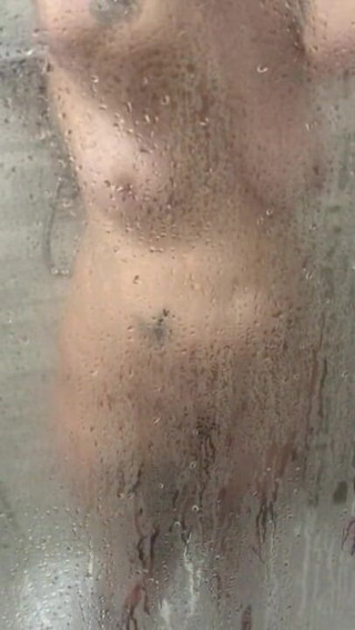 CarleXXX: Romi se sprchuje sama