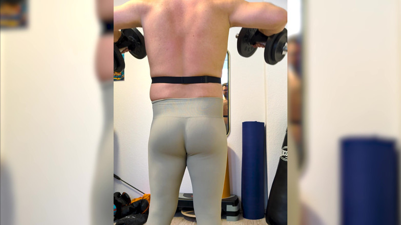 Alex Butt: Antrenament și ejaculare în colanți strâmți