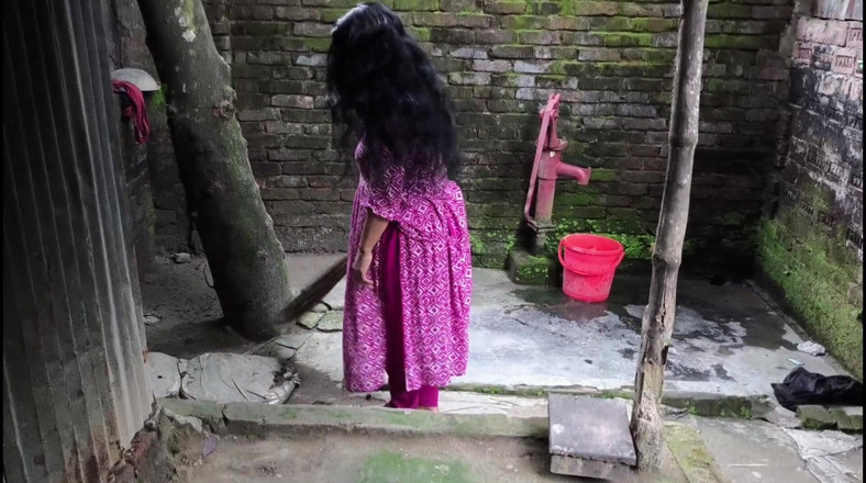 SAFI-SEXY: 我看到我的阿姨在打扫浴室，所以我拥抱她并开始操她的菊花