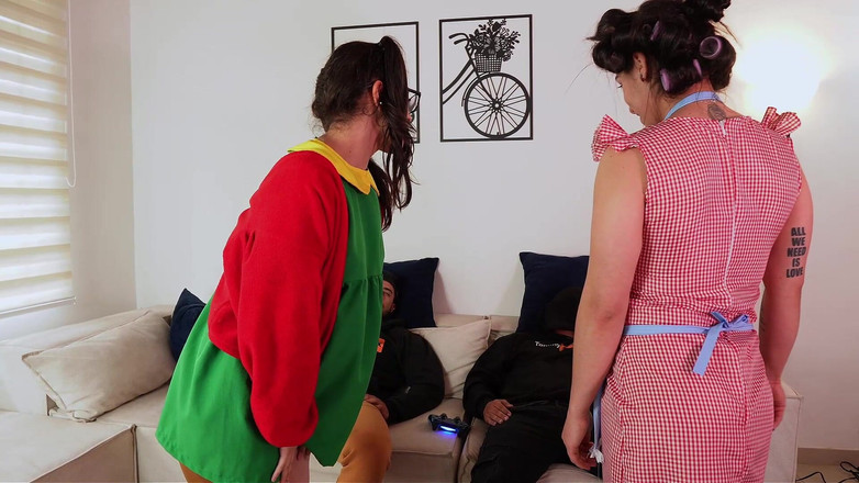 KARINAMILLER: Mahalle kontrolden çıkıyor ve sonunda tüm sütleri sıkıyoruz