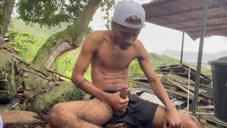 vergar4_daviid: Berkongkek dengan mainan seks saya di belakang rumah terbiar