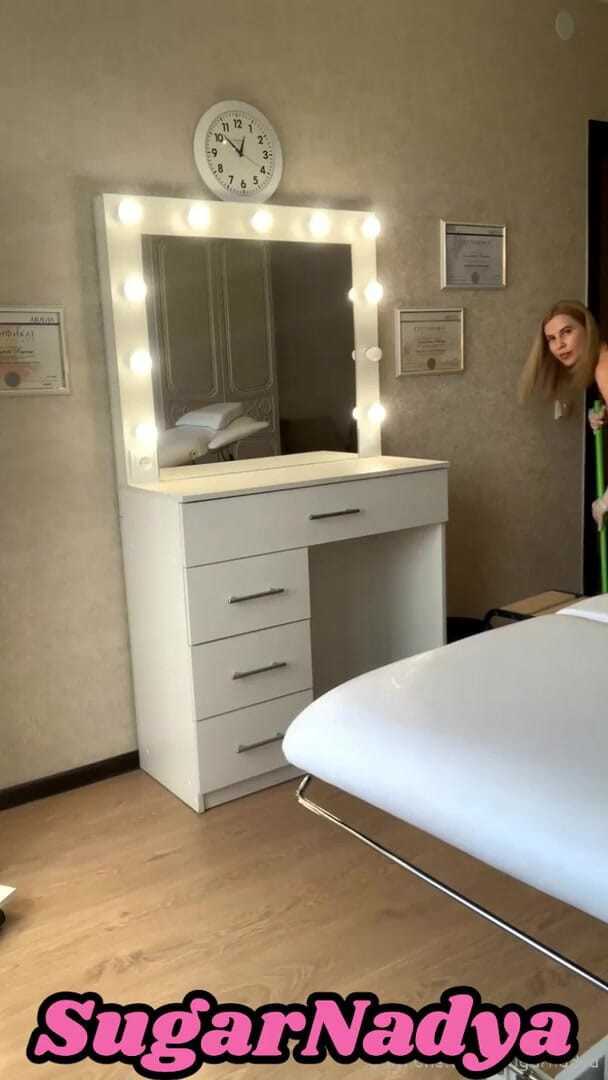 SugarNadya: Naakte harsende meester ruimt zijn kantoor schoon na de procedure