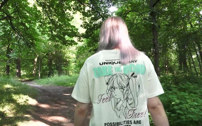 MertyXXX: Špinavá dívka vrhá a močí v parku