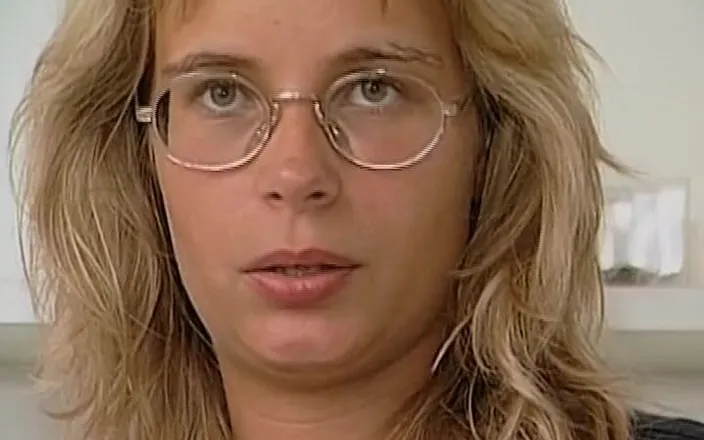 Deutsche XXX Filme: Blondie From Germany Showing How She Plays with Her Muff