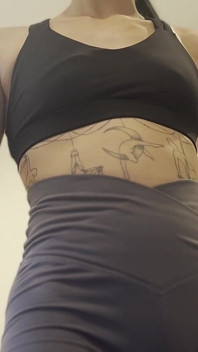 Shorts cinza na asiática gostosa