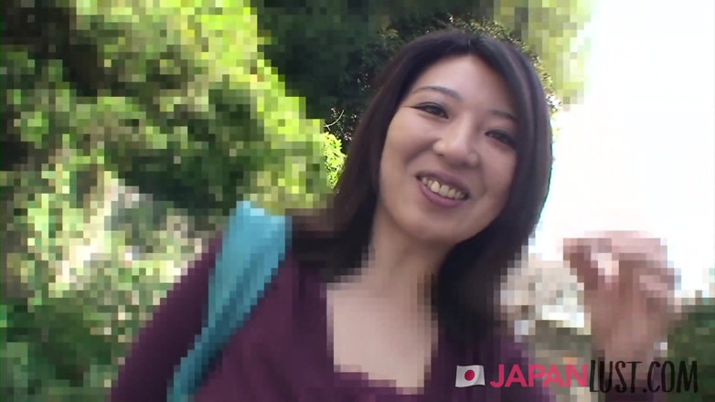 Japan Lust Gold: Une MILF japonaise se fait draguer dans la rue