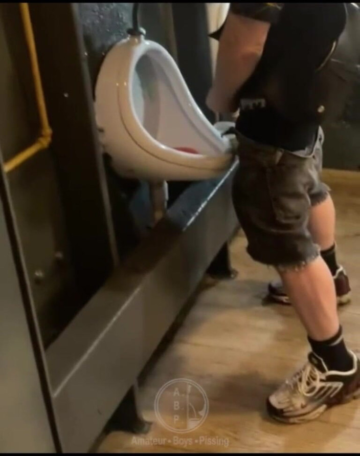 AmateurBoysPissing: Amateur-typ Im Öffentlichen Urinal Erwischt (er Kann Nicht Pinkeln, Also Wichst Er...