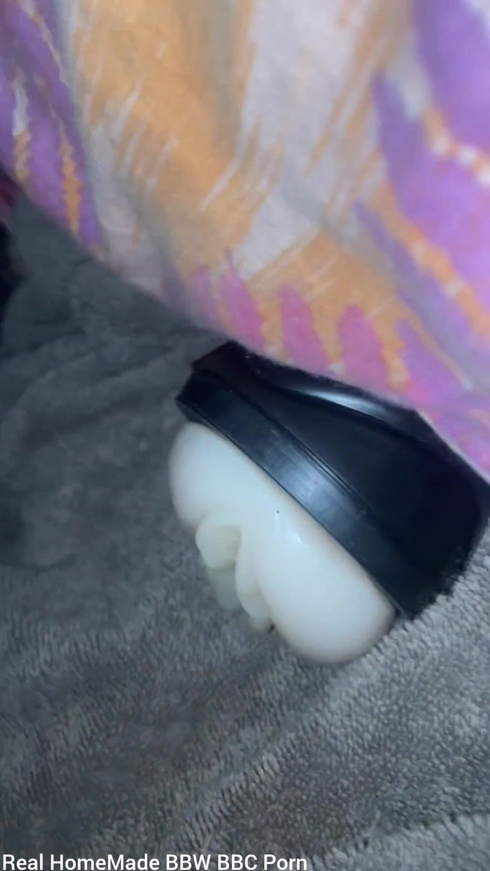 Big black cock BBCee: おもちゃの偽物のプッシートーチを抱く