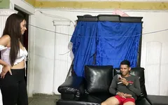 我发现我的继兄弟在自慰，我帮助他得到他的奶子