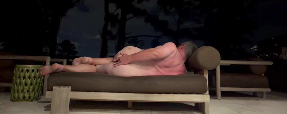 GottaLuvBB: Nuda Nel Patio Si Mostra Con I Vicini